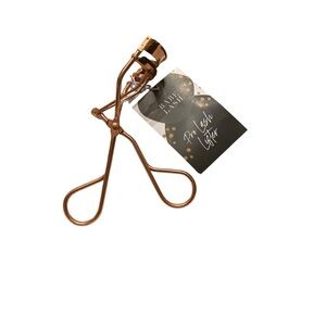 Babe Lash Curler Rose gold colour

Free with purchase over $20